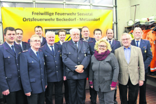 Die Geehrten und Beförderten mit (v. li.) Ortsbrandmeister Mathias Schwab, Gemeindebrandmeister Rainer Wendt, stv. Gemeindebrandmeister Andreas Brauel (4. v. li.), Angelika Tumuschat-Bruhn und Adolf Wendt (2. v. re.)