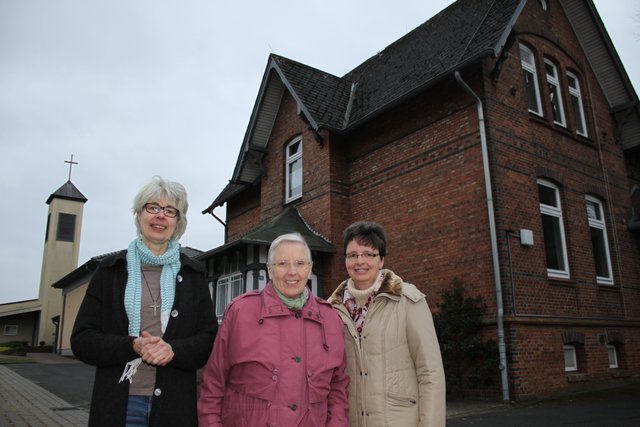 Die Missionsschwestern Annette, Theresia und Stefanie (v.li.) vor dem Haus, in dem ihre kleine Gemeinschaft bislang untergebracht war