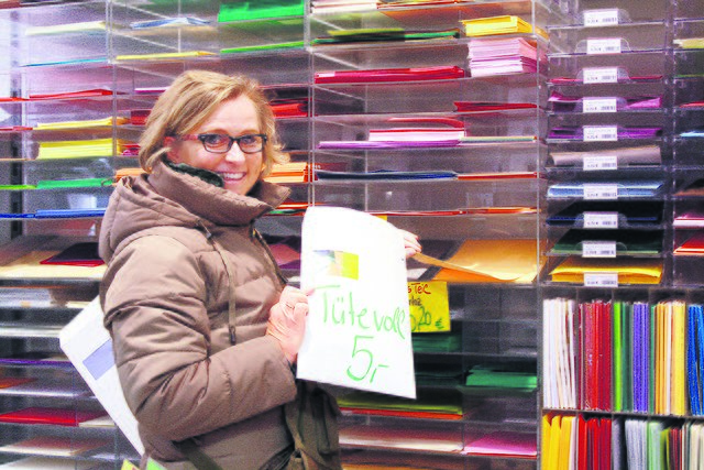 So viel, wie in eine Tüte passt: Andrea Brand sucht bunte Papierbögen für die Einladungen zu ihrem 50sten Geburtstag aus | Foto: am