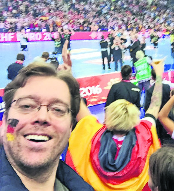 Ein Selfie vom Spielfeldrand: Redakteur Björn Carstens