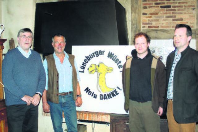 Der Vorstand der Interessengemeinschaft Grundwasserschutz Nordheide (v. li.): Gerhard Schierhorn (Pressesprecher), Karl Hermann Ott (1. Vorsitzender). Wolfgang Kröger (2. Vorsitzender) und Klaus Detlef Kröger (Kassenwart)