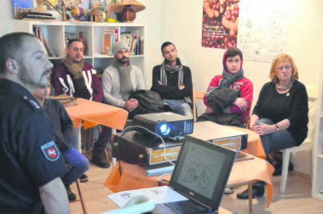 Der Unterricht traf auf reges Interesse bei vielen Flüchtlingen | Foto: Polizei