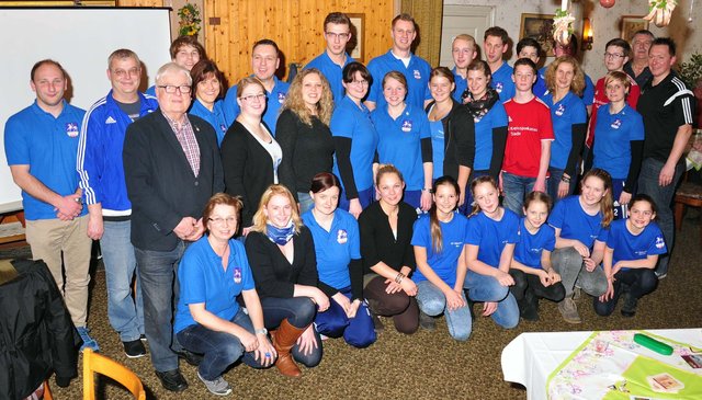 Bei der Jahreshauptversammlung: Sportler des SV Düdenbüttel mit dem Geehrten Jörn Martens (hi. Mitte), dem Vorsitzenden Volker Mügge (hi. 2. v. re.) und Bürgermeister Heinz Mügge (3. v. li.) | Foto: SV Düdenbüttel/Mügge