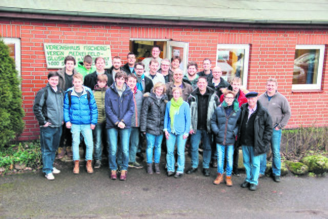 Kathrin Bartels (vorn, 4. v. re.) mit ihrer Gruppe aus dem Februar 2015. Alle Teilnehmer bestanden die Prüfung zum sogenannten Angelschein | Foto: Fischereiverein Meckelfeld-Glüsingen