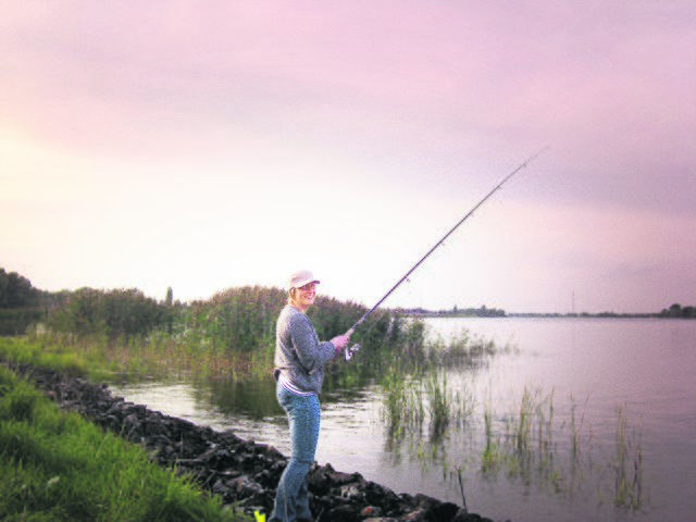 Die Anglerin liebt das Naturerlebnis wie hier beim Fischen an der Elbe | Foto: privat