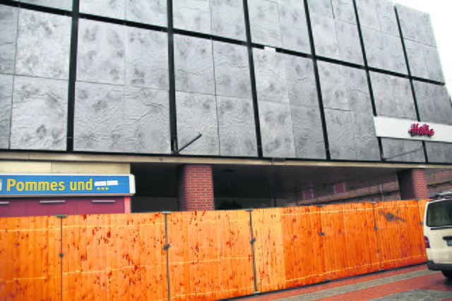 Ein Bauzaun umgibt die "Hertie"-Ruine | Foto: tp
