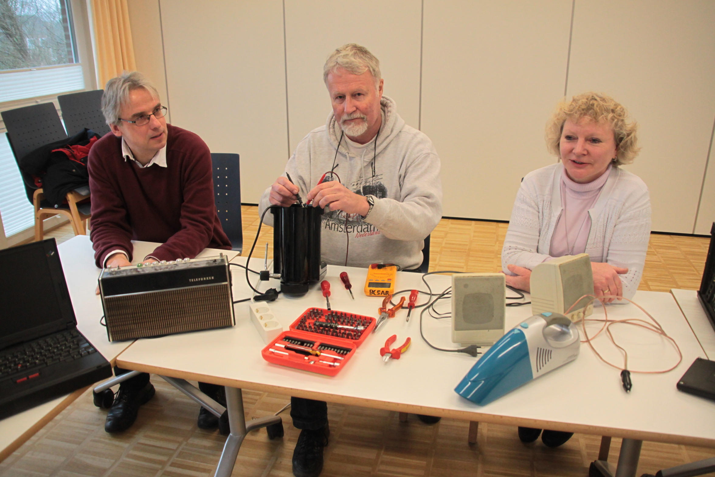 Engagieren sich für das Repair Café: Pastor Dr. Wilfried Behr (li.), der pensionierte Lehrer Rainer Sanders und Organisatorin Sabine Herrmann