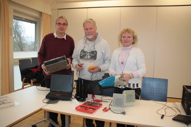 Bereiten das nächste Repair Café vor: Pastor  Wilfried Behr (li.), Technikkenner Rainer Sanders und Initiatorin Sabine Herrmann