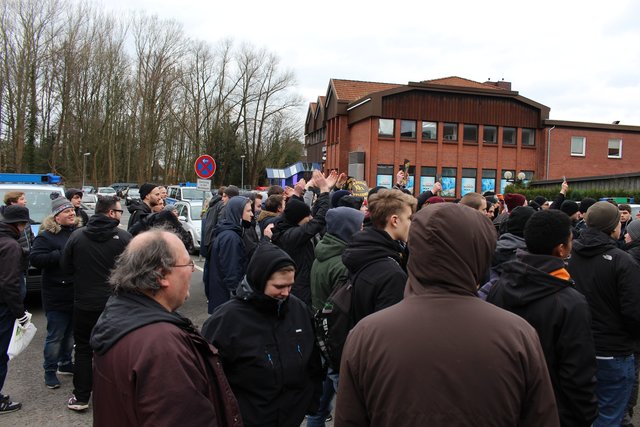 Demonstrationsgegner der linken Szene versammelten sich vor dem Rathaus