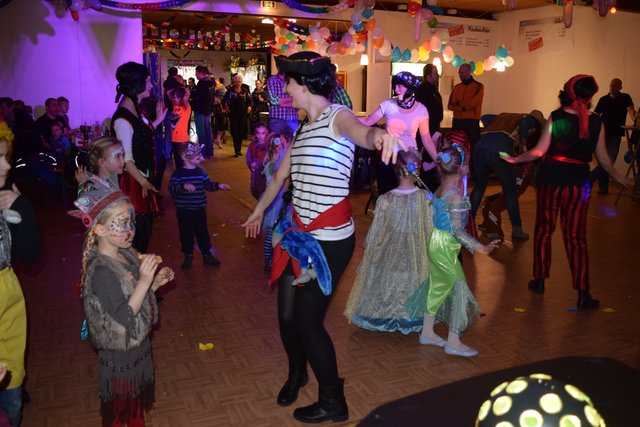 Partystimmung in Pattensen: Zum Kindertanz kommen traditionell zahlreiche kleine "Cowboys", "Indianer" und "Feen"