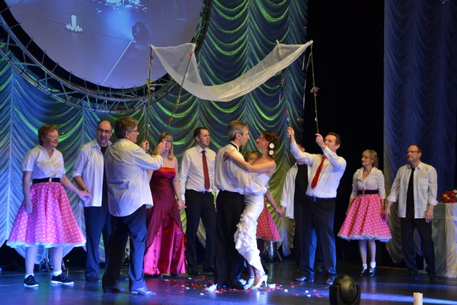 Eine romantische Tanzshow zeigte die Tanzschule Hillmann