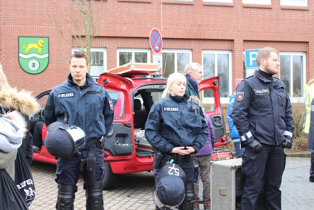 Polizisten schirmten den Hass-Prediger  Klaus-Wolfram Schiedewitz von den Linken ab
