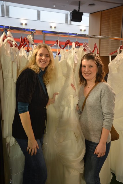 Julia Lüke (l.) und Tanja Zukowski holten sich Anregungen von der Messe