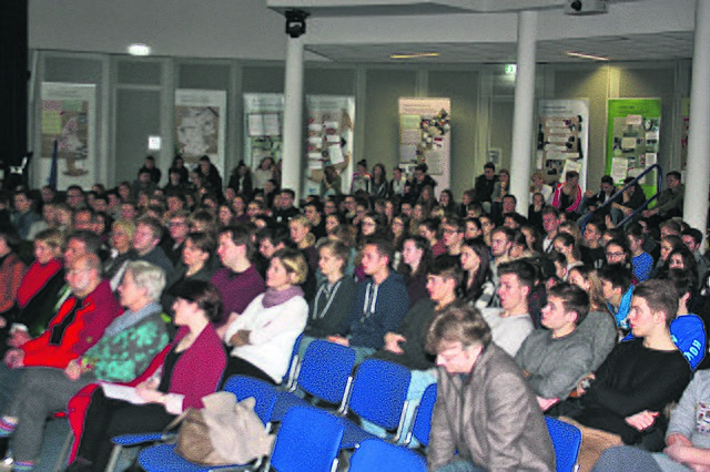 Zahlreiche Schüler und Gäste verfolgten die Eröffnung der Ausstellung (im Hintergrund sind die Schautafeln zu sehen)