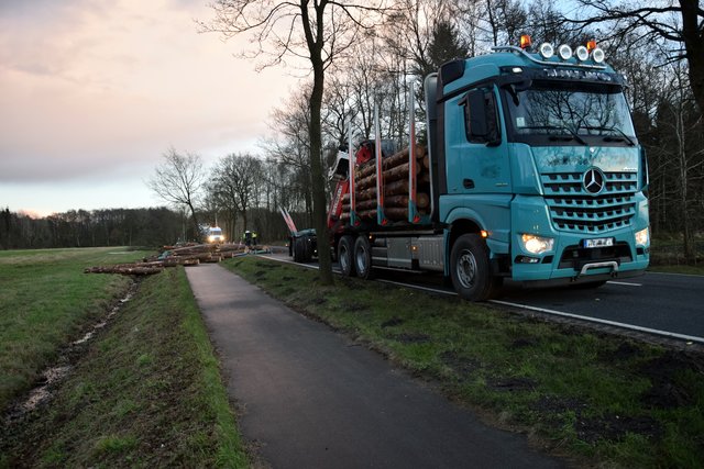 Der verunfallte Holztransporter auf der L141 zwischen Welle und Tostedt | Foto: Polizei