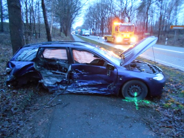 Der Mazda wurde bei dem Unfall völlig zerstört | Foto: Polizei