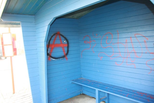 Anarchie-Zeichen und weiteres Graffiti am Buswartehaus