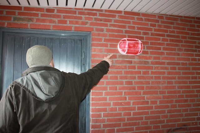 Die Laterne an der Schulwand wurde mit rotem Lack besprüht