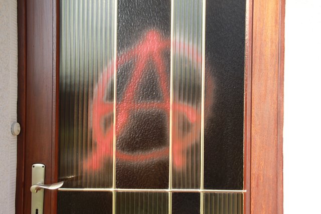 Anarchie-Symbol an einer Haustür