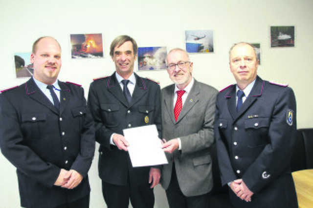 Bürgermeister Wolf Rosenzweig (2.v.re.) überreicht Claus Viets die Ernennungsurkunde. Ebenfalls anwesend: Ortsbrandmeister Martin Busch (li.) und Gemeindebrandmeister Sven Schrader (re.)