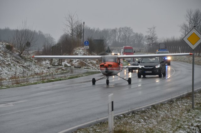 Über die Straße ging es zum Stader Flughafen | Foto: Polizei