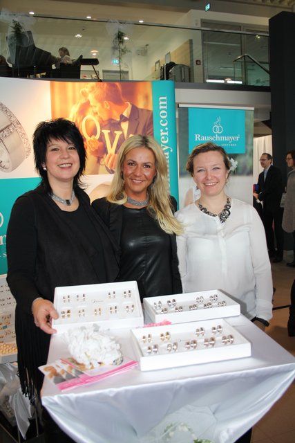 Einen Ring muss man gemeinsam aussuchen. Das wissen (v. li.) Konstanze Klatt, Tanja Schmahle und Jolanta Fröde