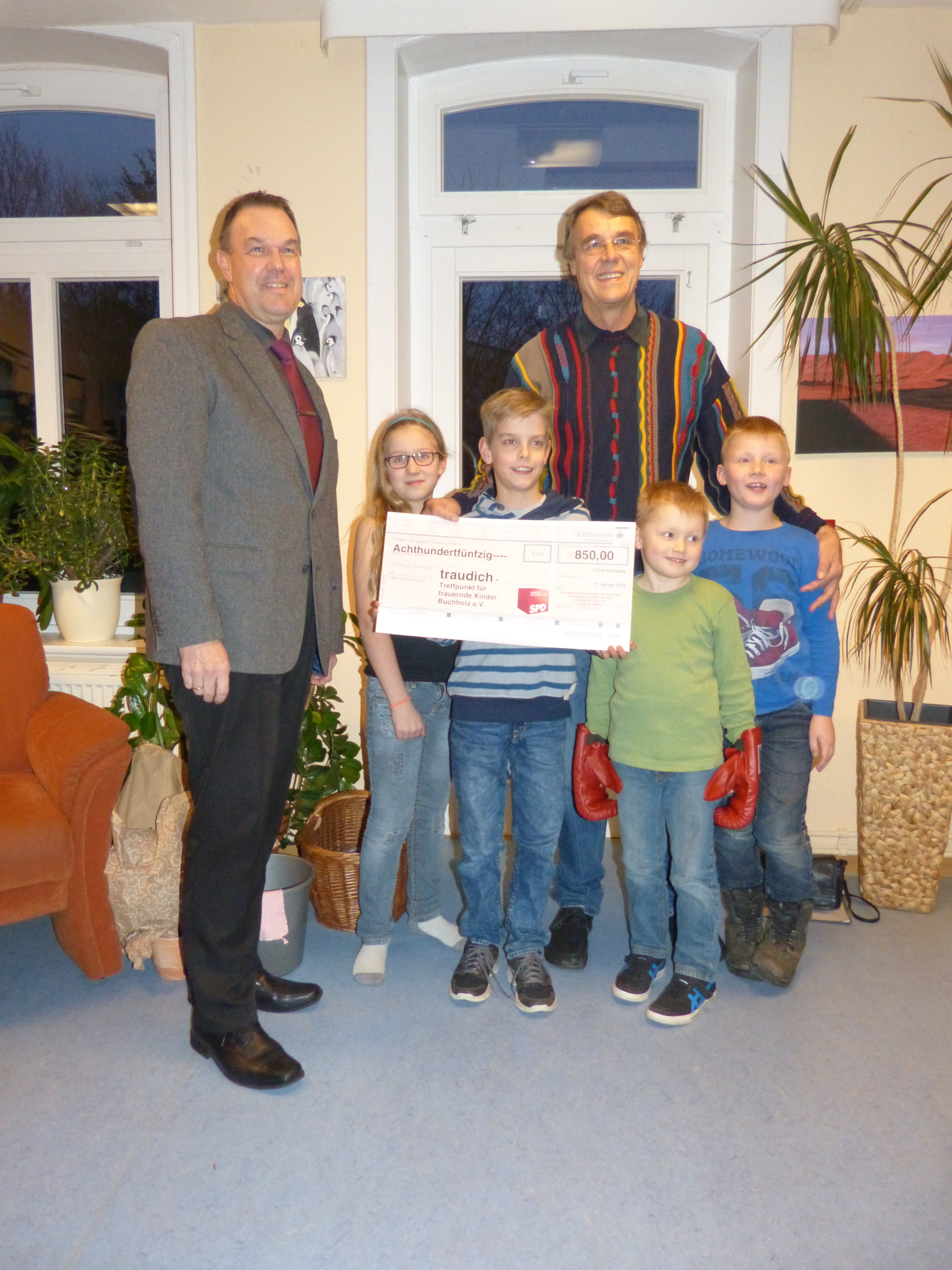 Bei der Spendenübergabe: (v. li.) Thomas Grambow (Kreis-SPD) und die Kinder Marlene Rika, Luca, Ben und Bryan sowie Dietmar Koop