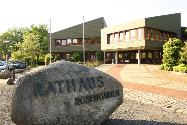 Das alte Rathaus soll abgerissen werden. Doch jetzt schlägt die CDU vor, den Neubau zu verschieben