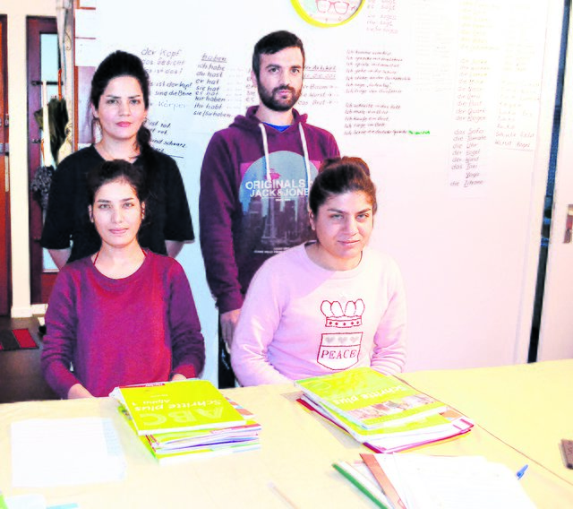 Sie würden gerne zur Schule gehen. Doch bislang gibt es für Niloofar (20) und Farhad (16, hinten v. li.) sowie Shirin (16) und Aslina (18, vorne v. li.) keine Plätze