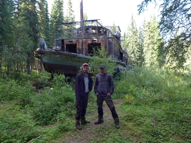 Daniel Dralle (li.) und  Ole Langlo vor einem Schriffswrack | Foto: Dralle/Langlo