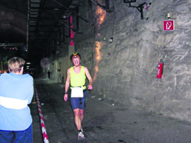 Mit Helm und Stirnlampe: Im ehemaligen Salzbergwerk bei Sonderhausen lief Wolfgang Kieselbach 750 Meter unter Tage | Foto: Kieselbach