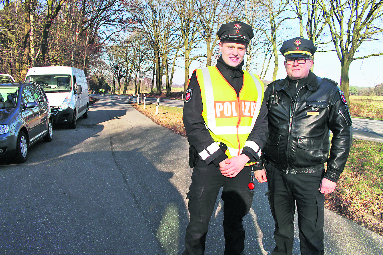 „Ein spannender Einsatz“: Bachelor-Student Marten Funck (li.) und Einsatzleiter Wilfried Reinke
