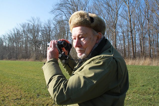 Der Adlerbeauftragte Fritz Bechinger vor dem Pappelwald, in dem der tote Adler gefunden wurde