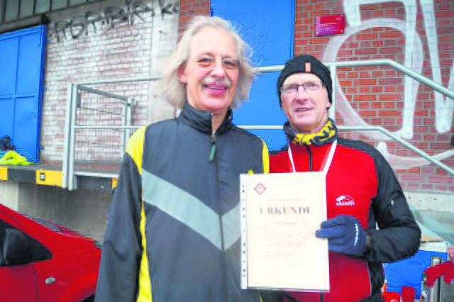 Bestritten gleichzeitig ihren 300. Marathon: Wolfgang Kieselbach (li.) und Ralf Vollmer aus Buxtehude | Foto: Kieselbach