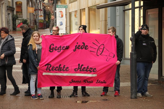 Mitglieder der Jusos und der Gewerkschaftsjugend wenden sich "gegen jede rechte Hetze"