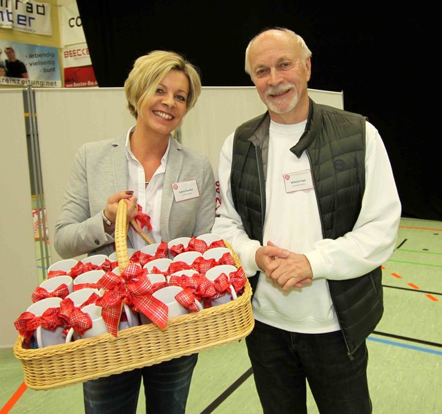 Alle Hände voll zu tun hatten bei den Ehrungen: 08-Vize-Vorsitzende Sylvia Claussen und Finanz-Chef Wilhelm Pape