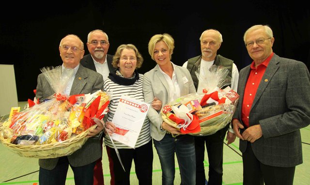 Für jeweils 70 Jahre Vereinstreue wurden (vorne v.l.): Heinz Peter und Ellen Meyer mit einem Präsentkorb und einer Urkunde belohnt. Mit den Geehrten freuen sich vom 08-Vorstand (v.l.): Lorhar Hillmann, Sylvia Claussen, Wilhelm Pape und Joachim Schleif