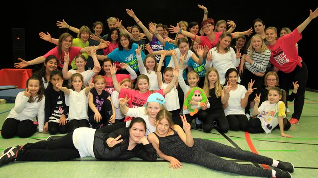 Zumba - und alle machten mit! Die Großen und die Kleinen präsentierten gemeinsam eine gelungene Mischung aus Tanz und Aerobic zu latein-amerikanischen Klängen