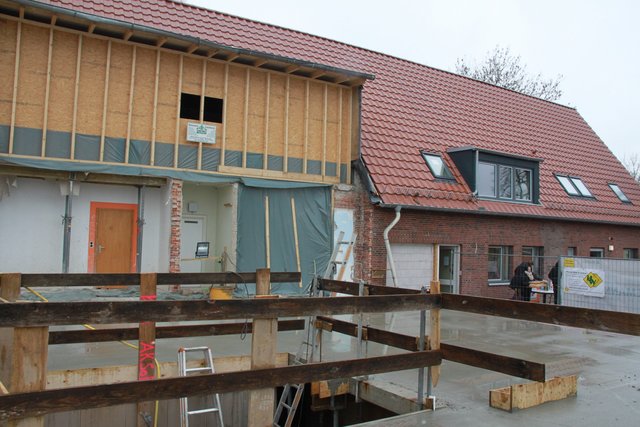 Der renovierte Altbau mit Anbau