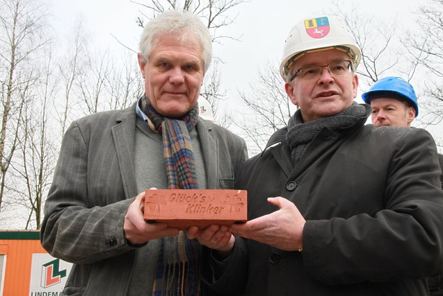 Einrichtungsleiter Johannes Hartkens (li.) und Landrat Michael Roesberg mit einem "Glücksklinker" aus der Ziegelei Rusch