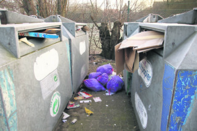 Hier waren Müll-Ferkel am Werk: Hausabfälle werden einfach zwischen den Altpapier-Containern entsorgt