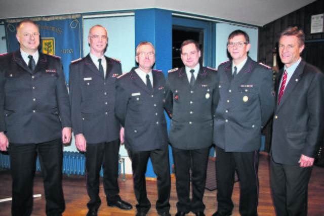 Haben mit der Freiwilligen Feuerwehr Buchholz 105 Einsätze mehr als im Vorjahr geleistet (v. li.): stv. Stadtbrandmeister André Emme, Stadtbrandmeister Karsten Cohrs, Ralf Behrens-Grünhage, Florian Marks und Achim Bartels mit Bürgermeister Jan-Hendrik Röhse