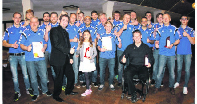 Daumen hoch für die begehrte Auszeichnung: WOCHENBLATT-Geschäftsführer Stephan Schrader mit den Sportleren des Jahres, Emma Malewski, Rollstuhltennis-Spieler Matthias Albanus und die Bezirksliga-Fußballer des TSV Heidenau