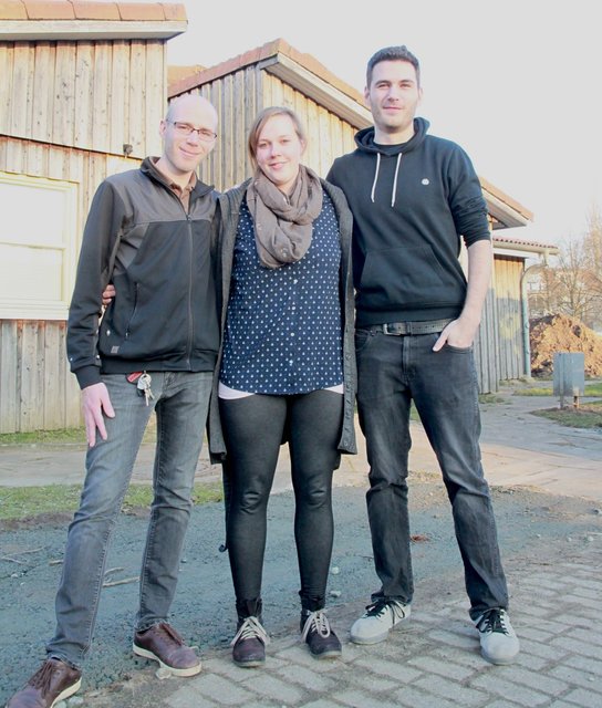 Die Betreuer Robert Henrich (li.), Wiebke Wilkens und Lukas Funke vor dem Jugendhaus