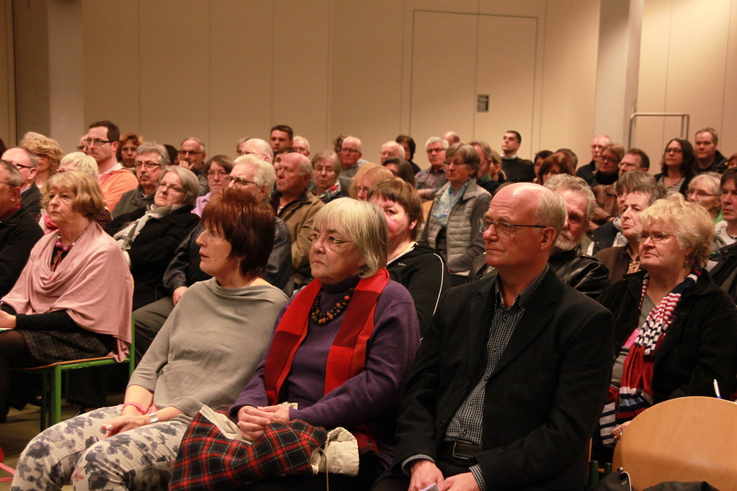 Viele Besucher am Infoabend Asyl im Schulzentrum Oldendorf