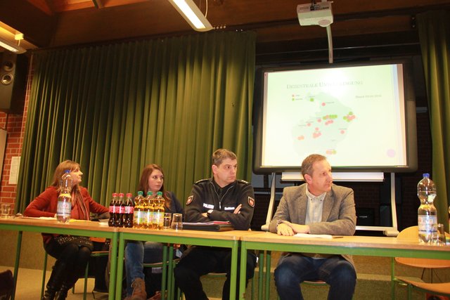 Informierten über Flüchtlingsbetreuung (v. li.): Manuela Mahlke-Ghöring vom Arbeitskreis Asyl, Juliana Hagelweide von der Awo, Polizist Holger Hochhaus und Schulleiter Wolfgang Gronau