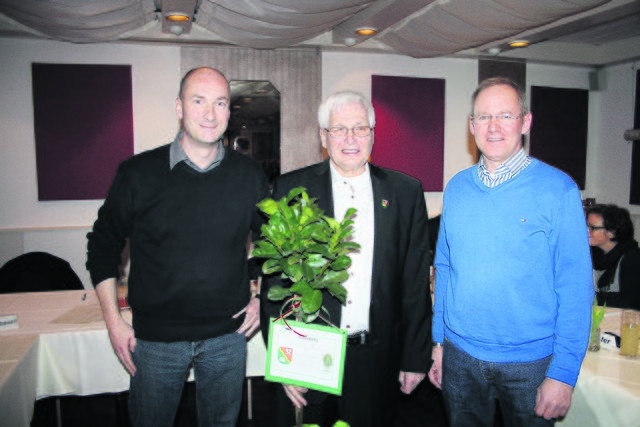 Schöne Idee: Martin Schuster (li.) und Heinz Becker (re.) vom Ortsrat überreichten Kurt Hölzer einen Baum, der später gemeinsam eingepflanzt werden soll