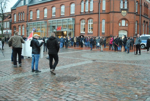 Dem kleinen Häuflein NPD-Mitglieder standen am Pferdemarkt deutlich mehr Bürger gegenüber