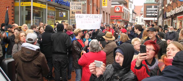 Die Menschen protestierten lautstark gegen die NPD...