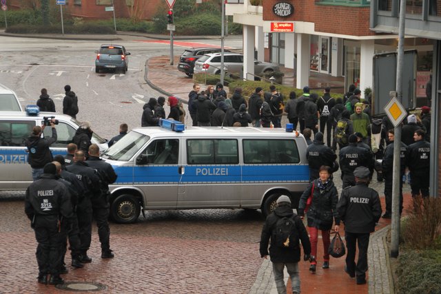 Da Gegendemonstranten die Zufahrt zum Pferdemarkt blockierten, nahmen die abreisenden NPDler einen anderen Weg
